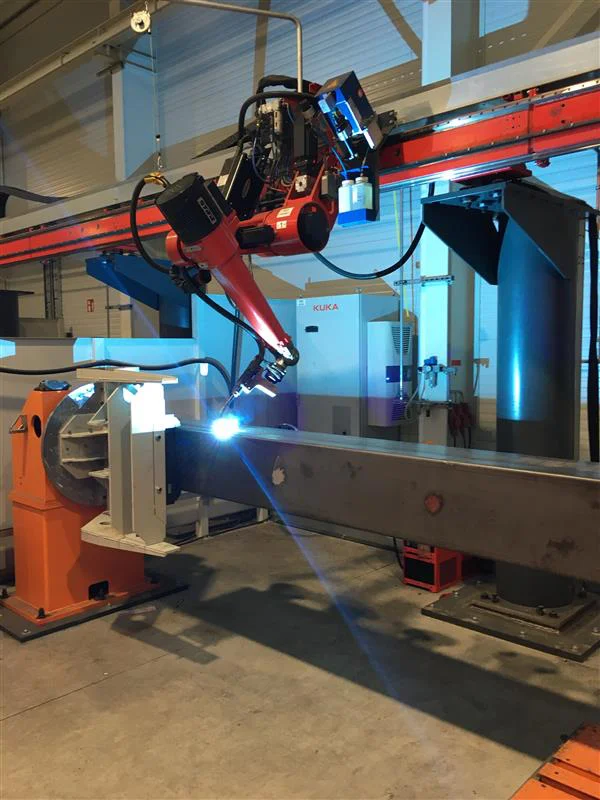 Roboter beim Schweißen der solus Verteiler Aufbaugruppe